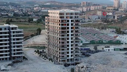 Milyonluk dairelerin bulunduğu bina kağıt gibi yerle bir oldu