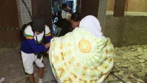 سكان مراكش يتفقدون الدمار الناتج عن الزلزال المدمر