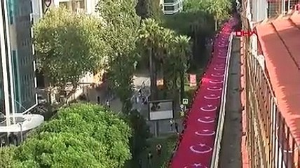 İzmir'de dev Türk bayrağı ile 'Zafer Yürüyüşü'