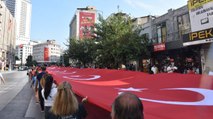 İzmir’de dev bayraklı ‘Zafer Yürüyüşü’