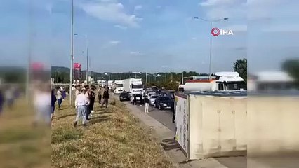 Bursa'da seyir halindeki tır anayolda yan yattı