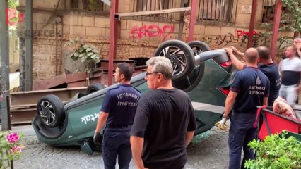 Beyoğlu’nda yol kenarındaki kadına çarpan otomobil takla attı