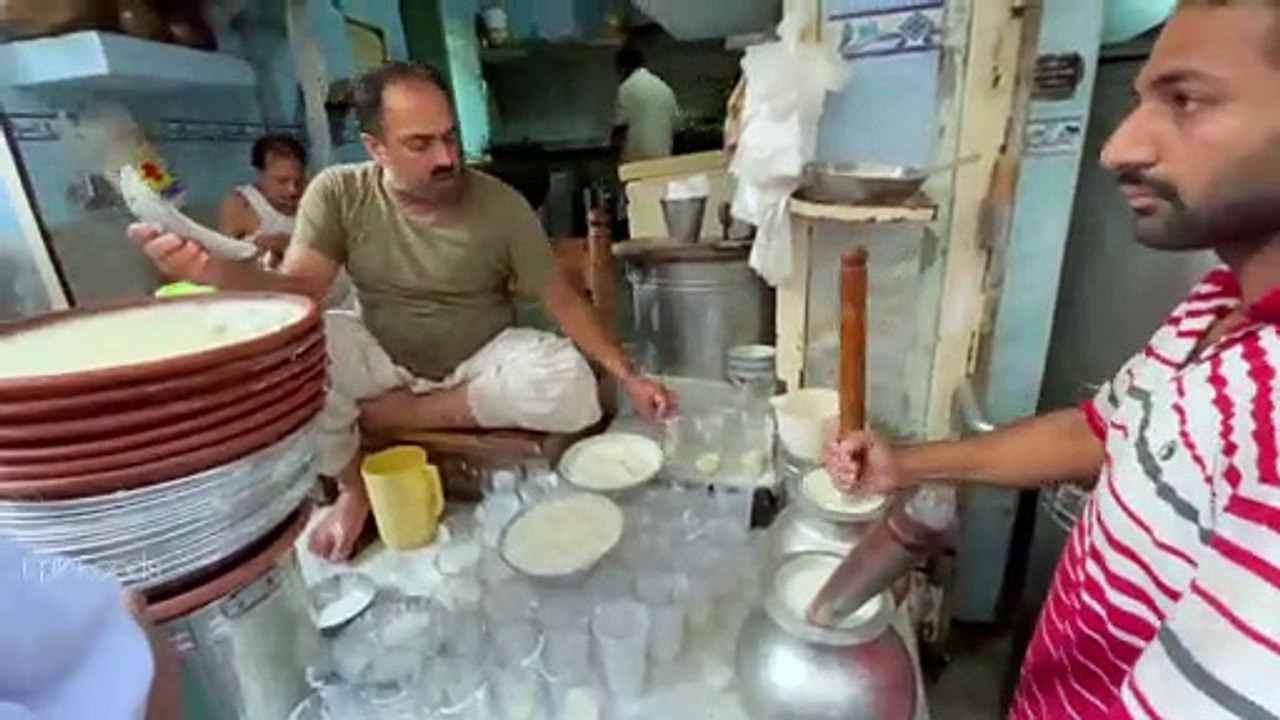 People Fight For Lassi - Famous Jeda Lassi in Lahore Food Street - Street Food of Lahore Pakistan