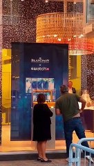 Milano, centinaia in fila per comprare lo Swatch Plancpain: il video