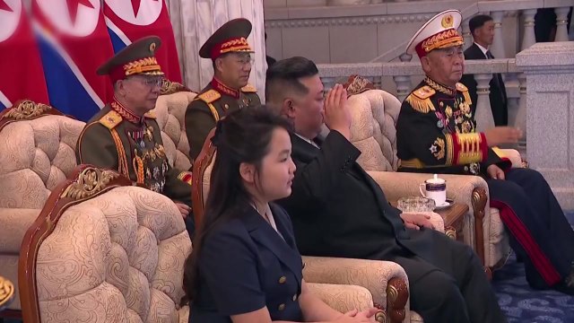 김정은, 딸 주애와 열병식 참석...전략무기 등장 안 해 / YTN