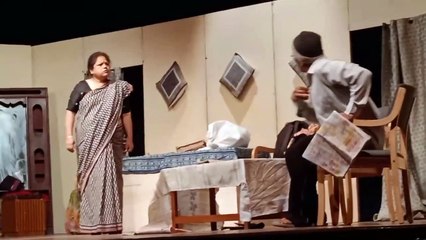 'आधे' मन के 'अधूरे' सपने लिए मंच पर उतरे मध्यमवर्ग के 'बिखरे' किरदार
