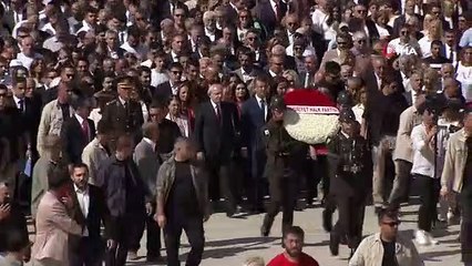 Kılıçdaroğlu, CHP'nin 100'üncü yıl etkinlikleri çerçevesinde Anıtkabir'i ziyaret etti