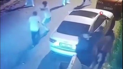 Satırlarla bıçaklarla böyle saldırdılar...Kavga anı kamerada