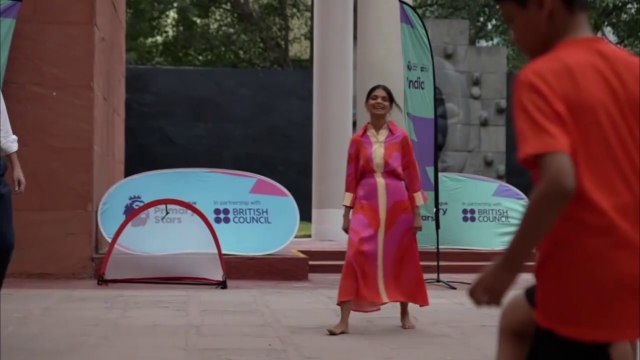 First Lady çıplak ayakla futbol oynadı