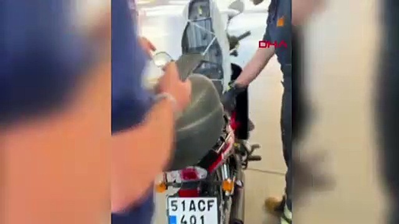 Akaryakıt İstasyonunda Motosikletin Altından Yılan Çıktı