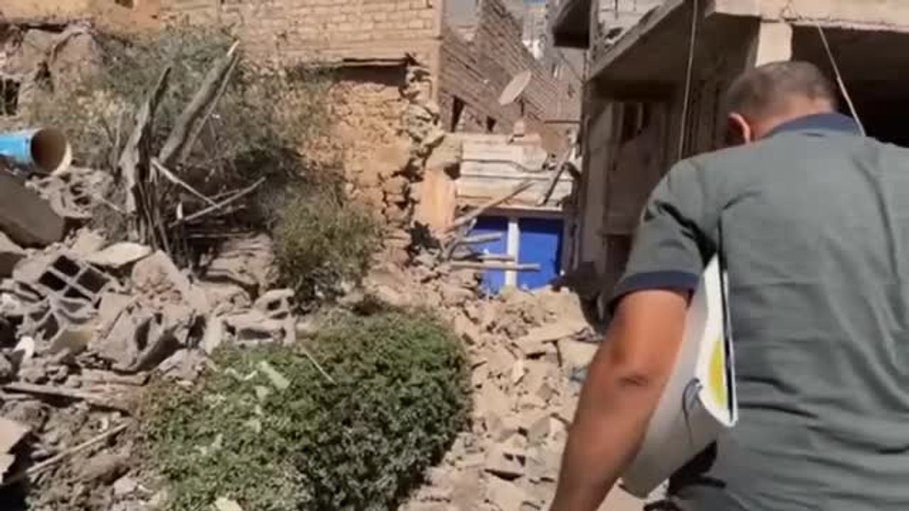 Damnificados por el terremoto en Marruecos pasean por sus vecindarios destruidos