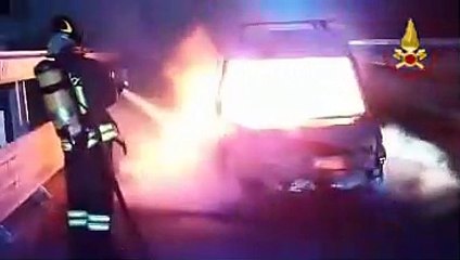 Messina, furgone in fiamme allo svincolo di Giostra