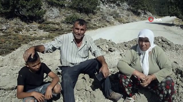 Stabilize yolun resmiyet kazanması için tapulu arazisinden geçen karayolunu kazarak trafiğe kapattı