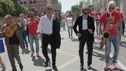 Travolgente omaggio a Enzo Jannacci sul red carpet di Venezia