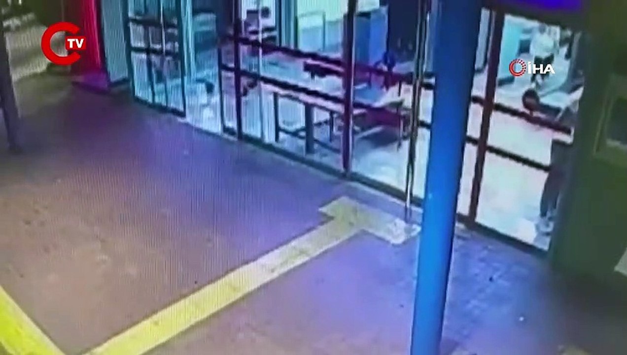 BluTV'de yayınlanan Sıfır Bir ve Kıyma dizilerinde rol alan Ulaş Ünal, Adana'da bir avukatın cüzdanını çaldı.