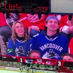 "George, le Jeune Passionné de Hockey, Électrise la Foule lors de son Premier Match"