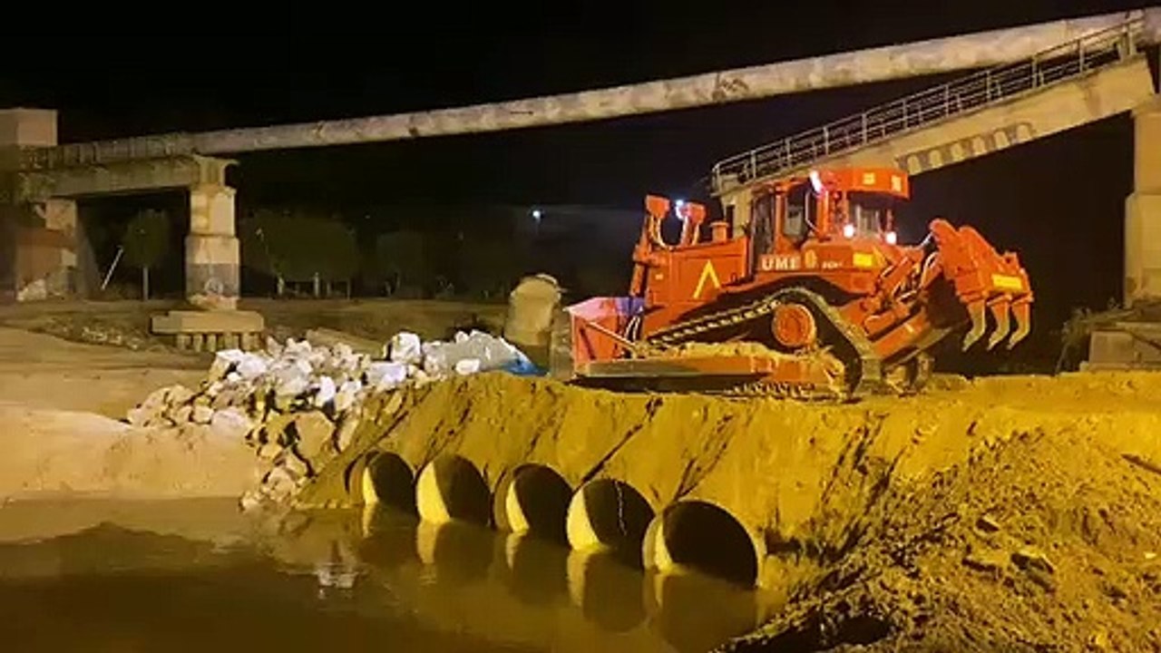 Los equipos de la UME trabajando de noche para hacer la escombrera