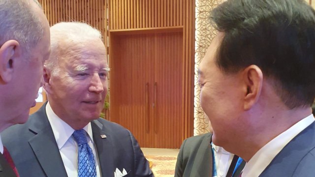 尹-바이든, G20서 대면... 캠프 데이비드 화두로 환담 / YTN