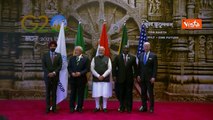 G20 in India, i leader si tengono per mano per la foto di gruppo, tra gli altri anche Modi e Biden