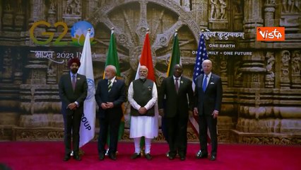G20 in India, i leader si tengono per mano per la foto di gruppo, tra gli altri anche Modi e Biden