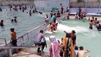 গঙ্গা নদীতে কিভাবে চান করা হচ্ছে দেখুন