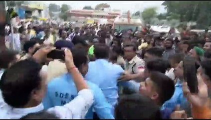 पत्नी से झगड़कर मोबाइल टॉवर पर चढ़ा पति, पुलिस परेशान होती रही वो फोन पर करता रहा बातें, VIDEO