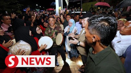 King and Queen touched by Sabahans waiting for them in rain