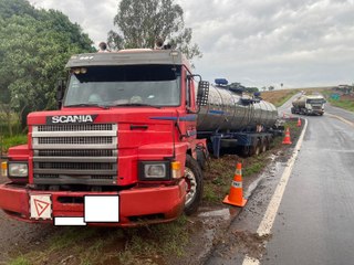 Carreta com piche sai da pista no Contorno Sul de Apucarana; veja