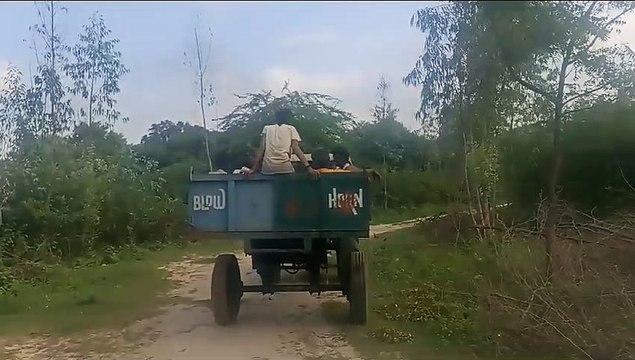 अंतिम संस्कार के लिए मांगा शव वाहन तो प्रशासन पकड़ाई कचरा गाड़ी, मजबूरन उसी में ले जाने पड़े 3 शव, VIDEO