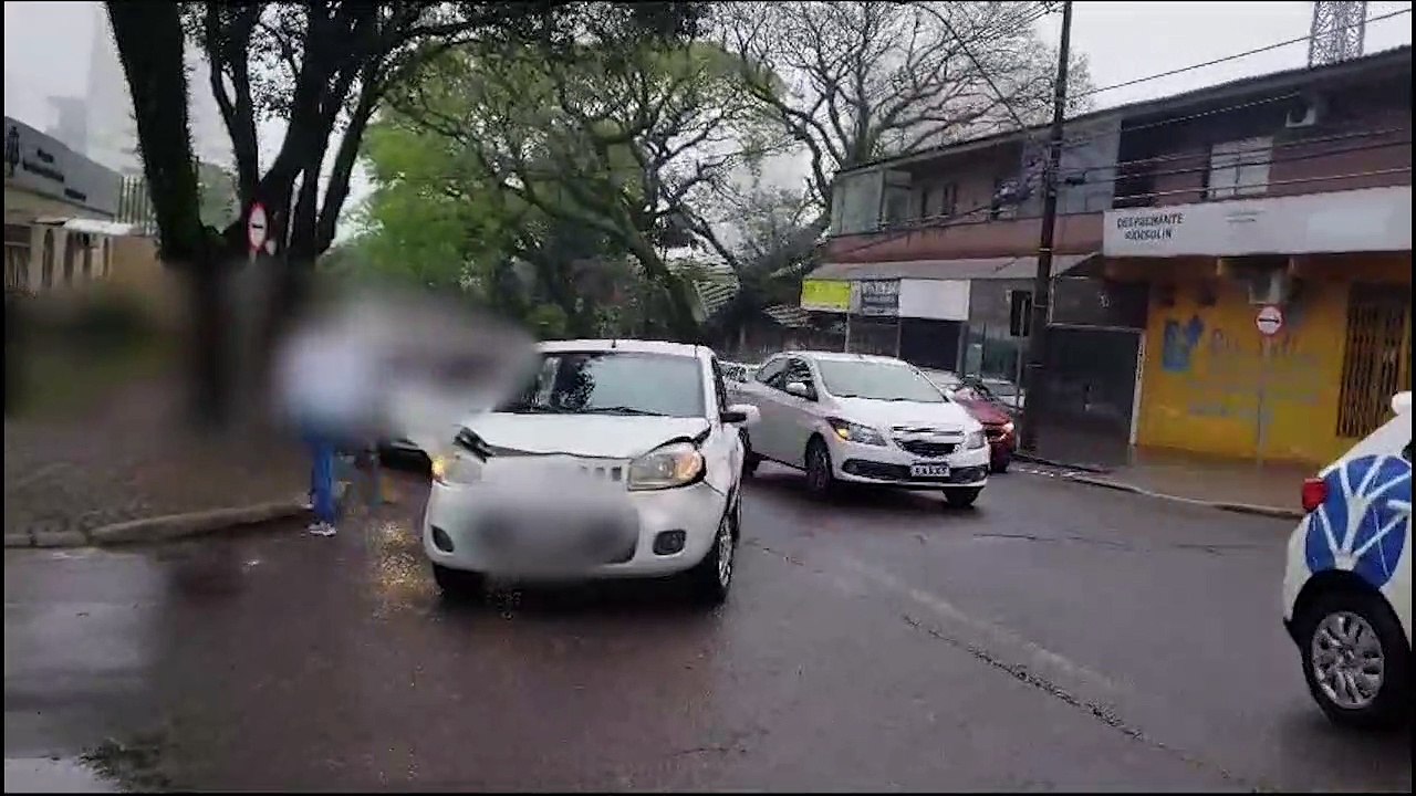 Fiat Uno e Palio se envolvem em acidente na Rua Paraná