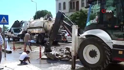 İnşaat kepçesi operatörü ana su borusunu patlattı, caddeyi su bastı
