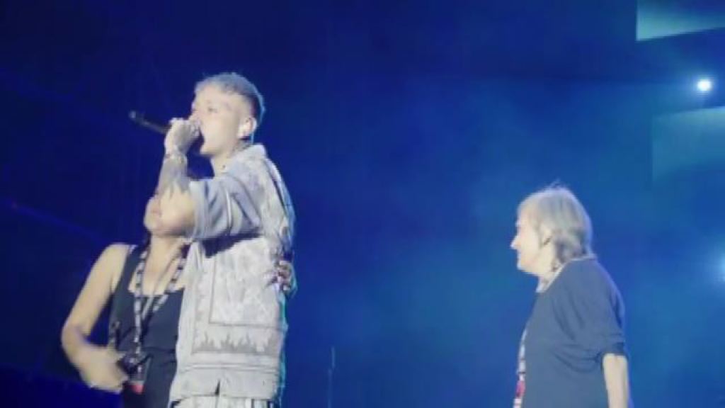 Video Il ritorno trionfale di Lazza live nella sua Milano