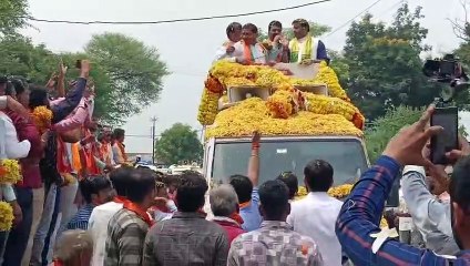 Tải video: Jan Ashirwad Yatra welcomed in #Ratlam Rural Assembly, VIDEO