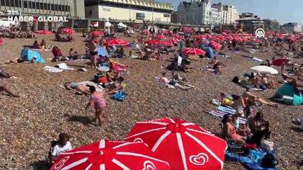 Sıcaktan bunalan İngilizler Brighton'da sahile akın etti