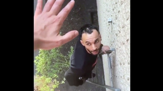 Si arrampica per entrare in casa dell'ex e farle del m4le