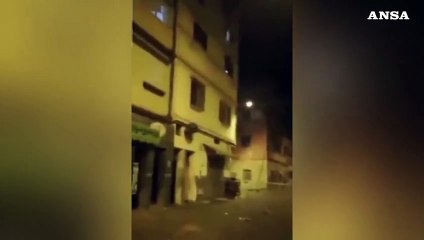 Terremoto in Marocco, crolla un edificio: le urla della gente spaventata