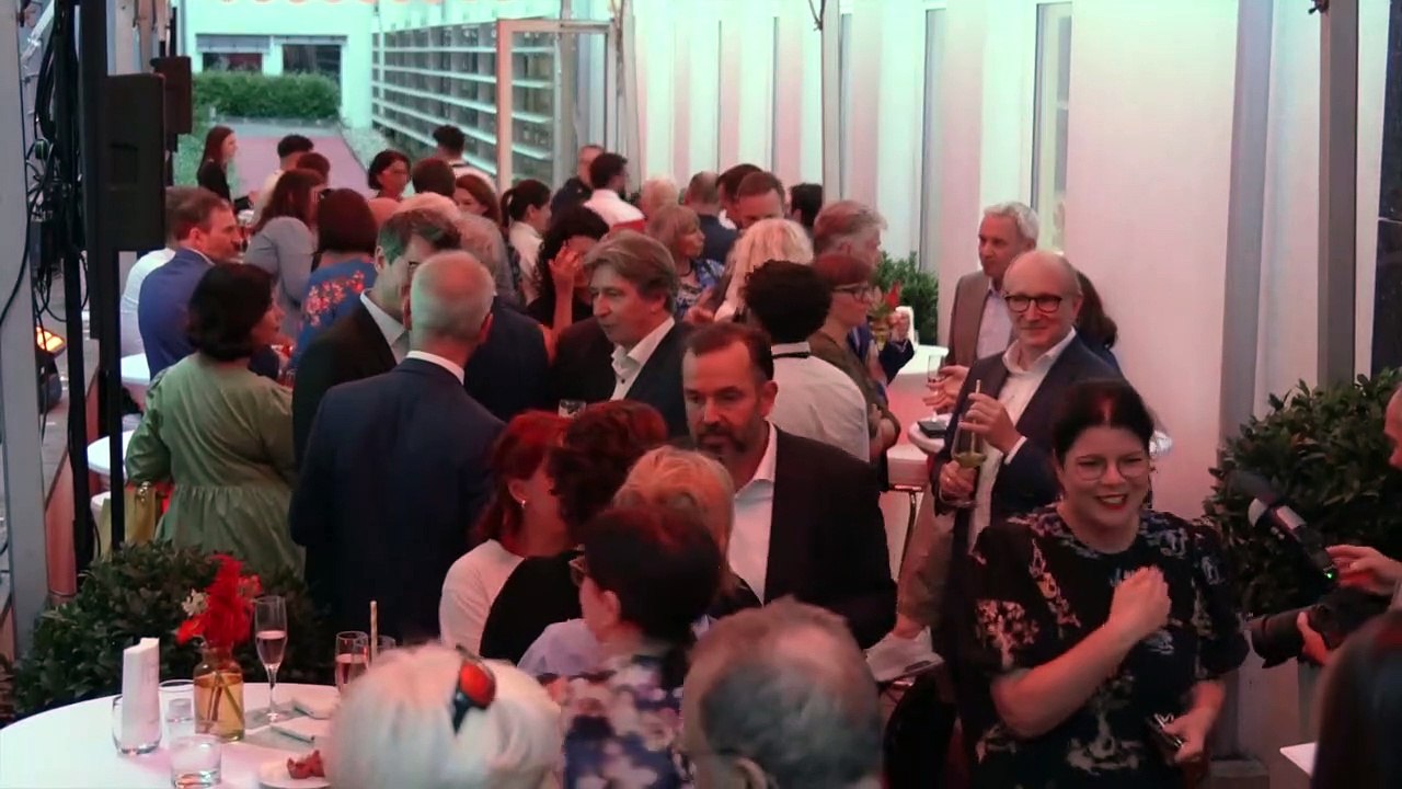 „Democracy Dies in Darkness APA-CEO Clemens Pig skizziert in neuem Buch Informationsgesellschaft von morgen