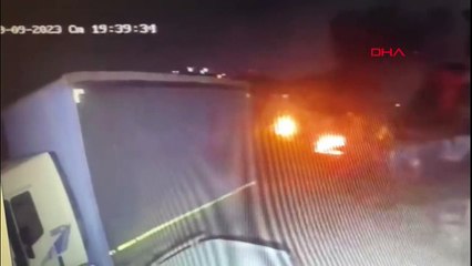 Park halindeki otomobiller yanarak kullanılamaz hale geldi