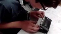Due teenager alle prese con un walkman per la prima volta: inserire la cassetta è un'impresa