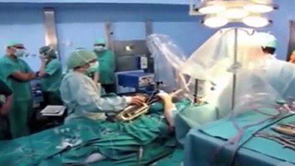 Il musicista suona il sax mentre lo operano al cervello
