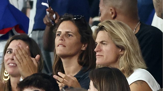 VOICI : Laure Manaudou et Amélie Mauresmo posent ensemble : elles s'amusent d'une grosse confusion
