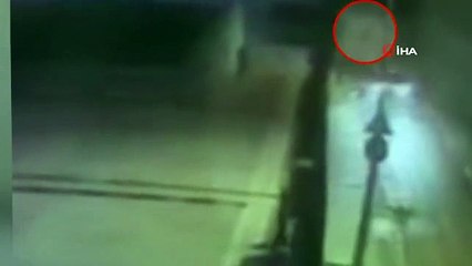 Devriye gezen polislere denk gelince kaçmaya çalışan motosikletli hırsızlar böyle yakalandı... O anlar kamerada