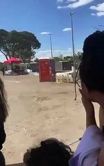 Forte ventania faz banheiro químico atingir mulher