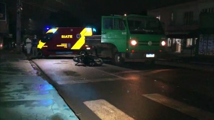 Moto e caminhão se envolvem em acidente na Rua Fortaleza esquina com Rua Jorge Lacerda