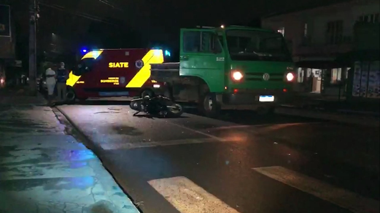 Moto e caminhão se envolvem em acidente na Rua...