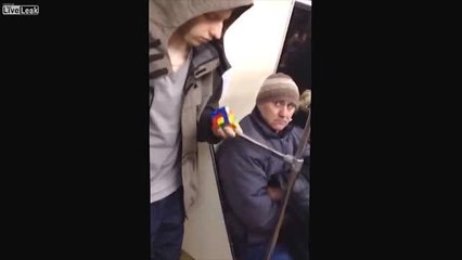 Magia col cubo di Rubik: lo risolve con una sola mano in tempo di record