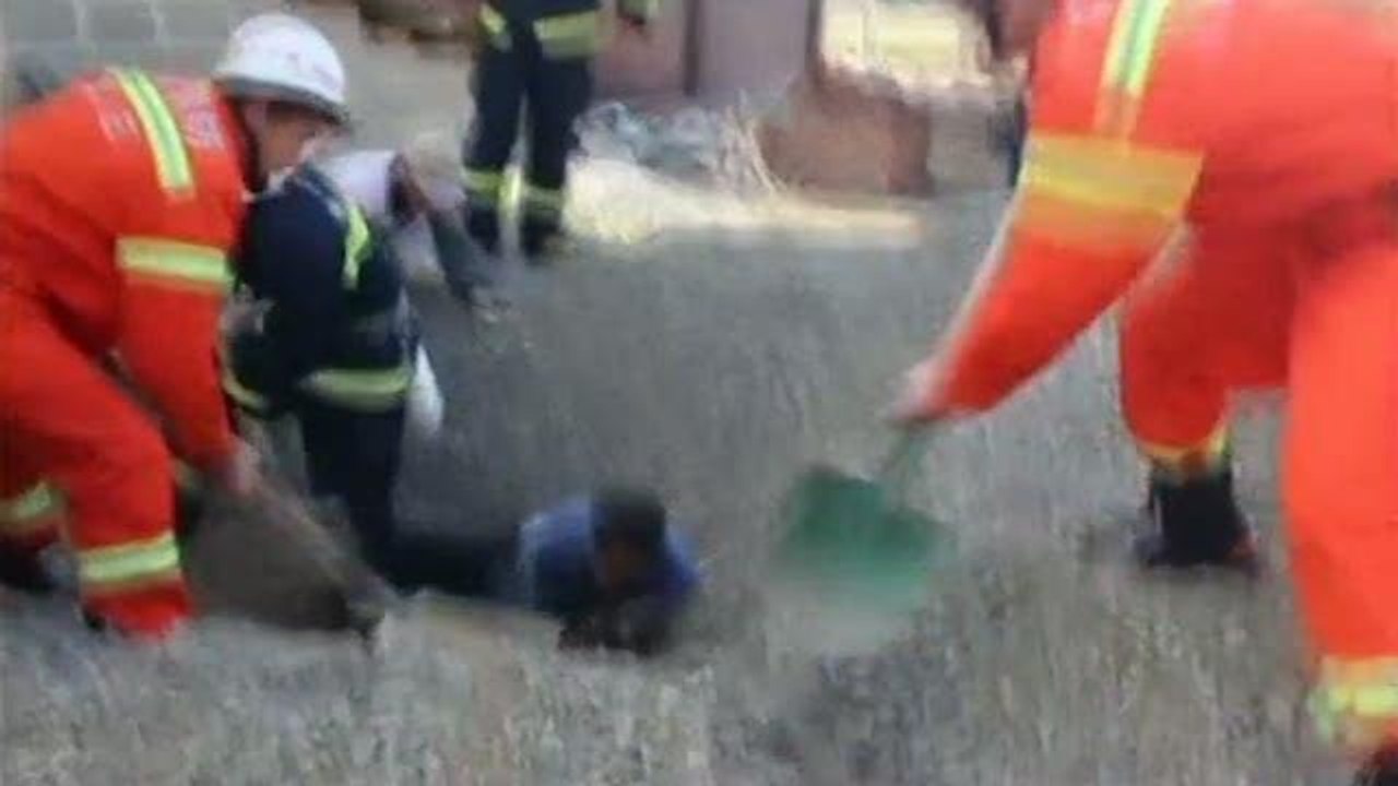 Ghiaia come sabbie mobili, bimbo  viene inghiottito: salvo per miracolo