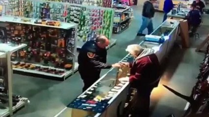Non sa che la pistola è carica: poliziotto spara e si ferisce