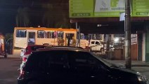 Cobrador e motorista dentro do ônibus mostrando como sequestrador teria agido