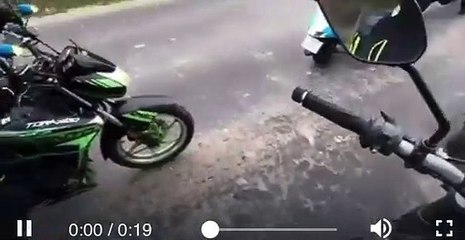 Motociclista es atropellado por un carro que luego le pasó encima